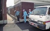 골목을 소독하고있는 보건소 직원들사진(00004)