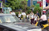 질서캠페인을 하고있는 사람들앞을 지나가는 자동차와 오토바이사진(00005)