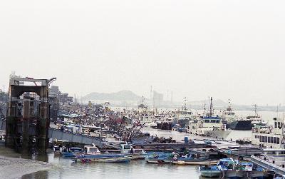 항구 양쪽에 배가 정박해있는 모습