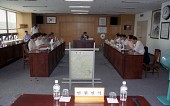 임원들이 모여서 위치도를 놓고 회의하는 모습사진(00001)