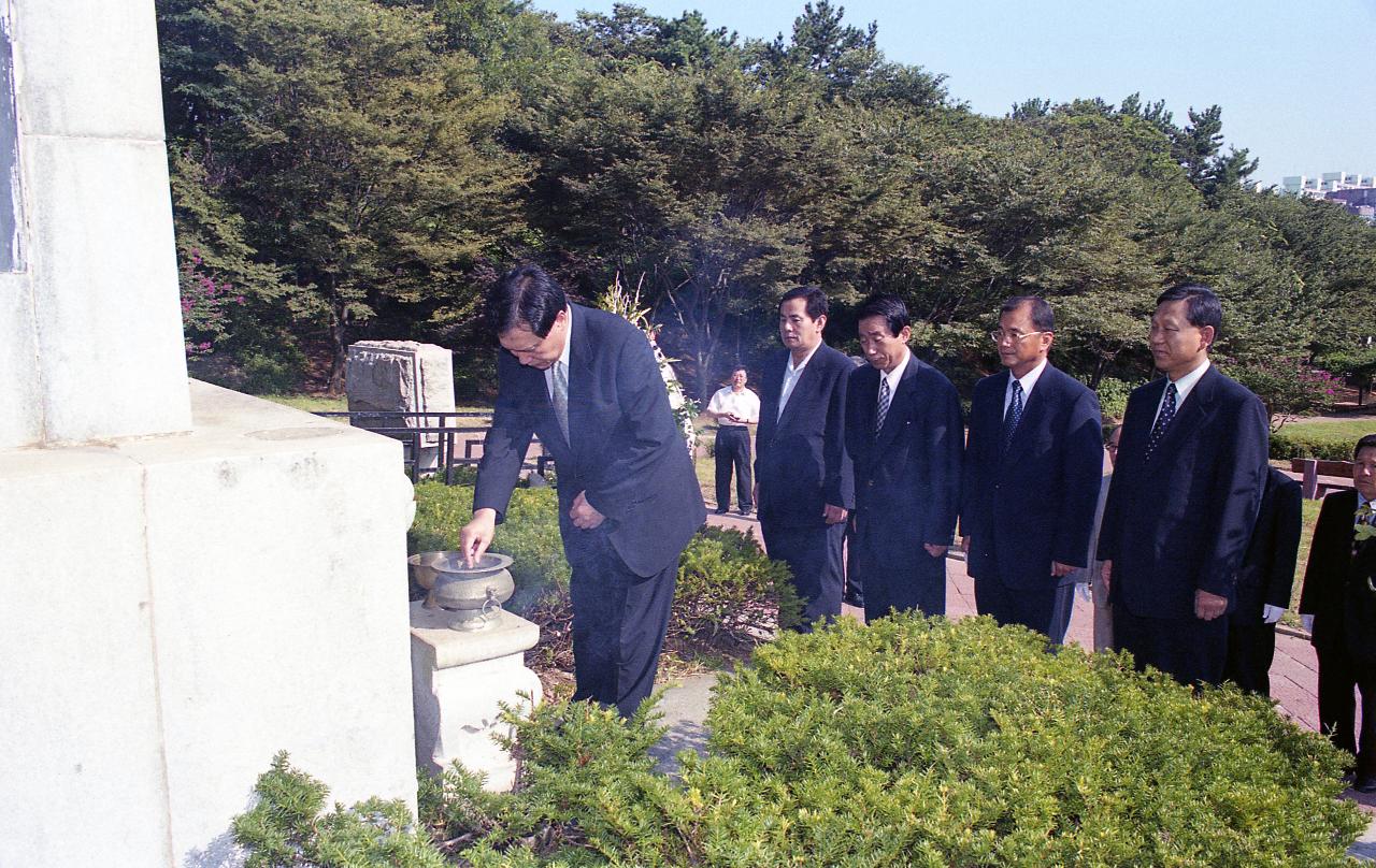 광복절 기념비 앞에서 향을 피우는 분들의 모습