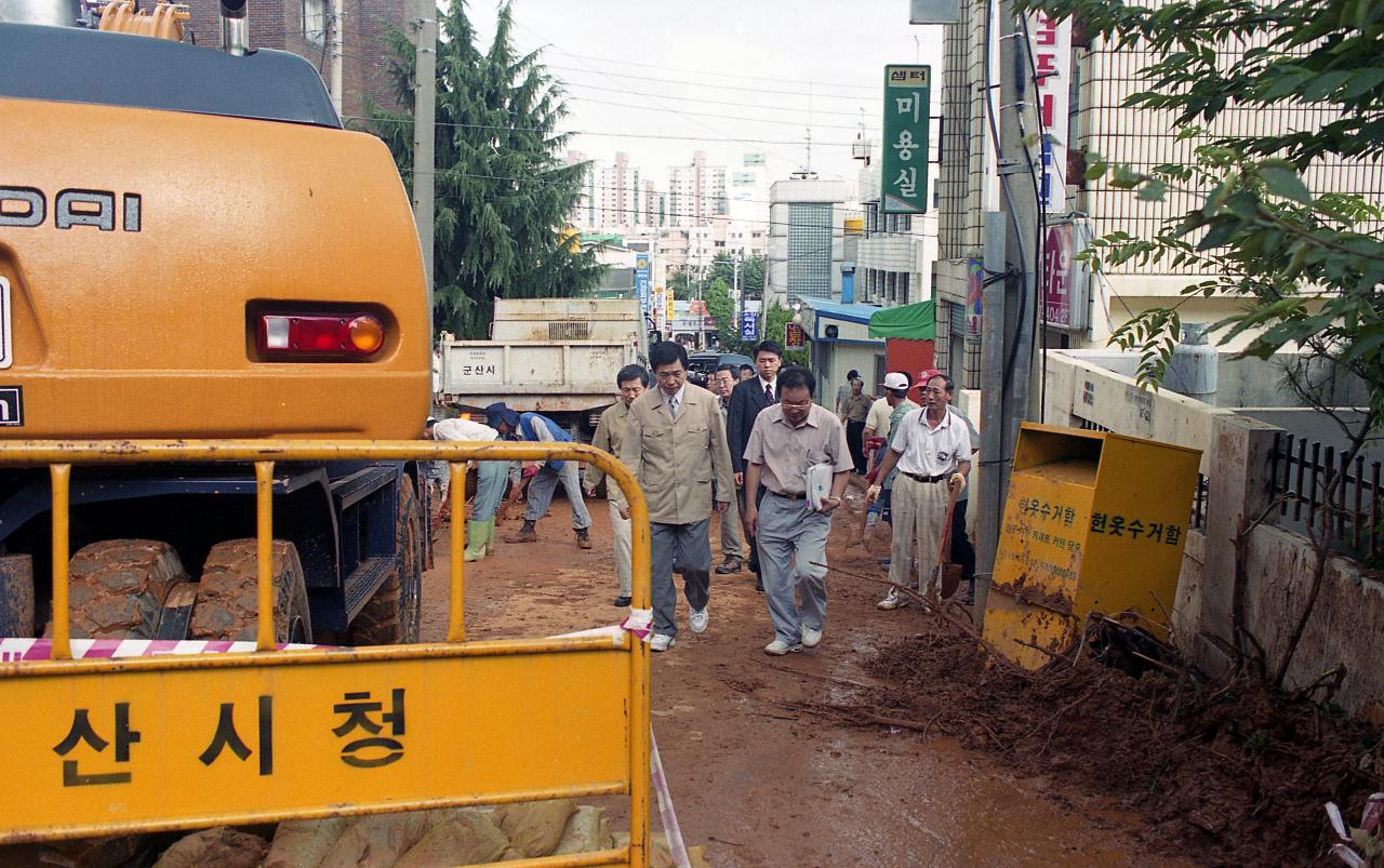 산사태 피해현장 시찰하는 부시장님과 직원들1