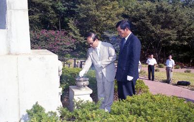 광복절 기념비 앞에서 향을 피우는 시장님