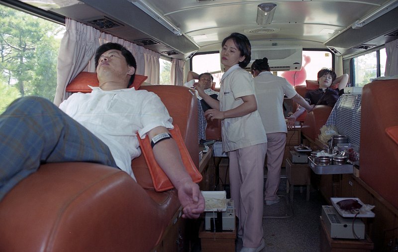 헌혈차 안에서 헌혈을 하고있는 시민들