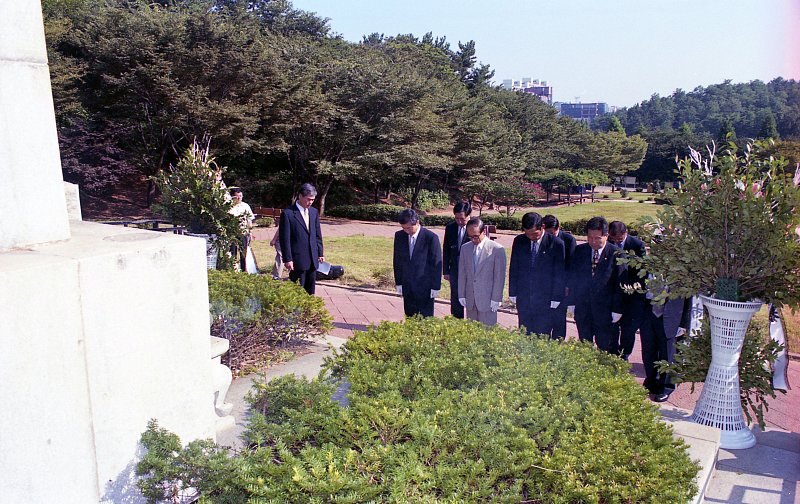 광복절 기념비 앞에서 묵념을 하고있는 시장님과 사람들의 모습