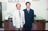 사무실 안에서 손잡고 사진 찍은 시장님과 부시장님의 모습사진(00003)