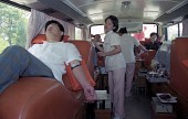 헌혈차 안에서 헌혈을 하고있는 시민들사진(00001)