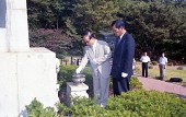 광복절 기념비 앞에서 향을 피우는 시장님사진(00001)