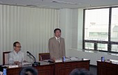회의에서 일어서서 발언하고 있는 부시장님과 옆에 앉아있는 시장님사진(00002)