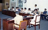 시장님과 부시장님의 뒷모습과 회의하고 있는 임원분들의 모습사진(00003)