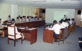프리젠테이션을 통해 진행되는 회의의 모습사진(00004)