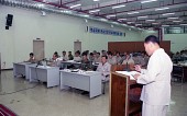 회의를 진행하는 사회자와 보고내용을 듣고있는 임직원들사진(00003)