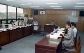 위원회 임원분들이 시각자료를 가지고 회의하는 모습사진(00001)