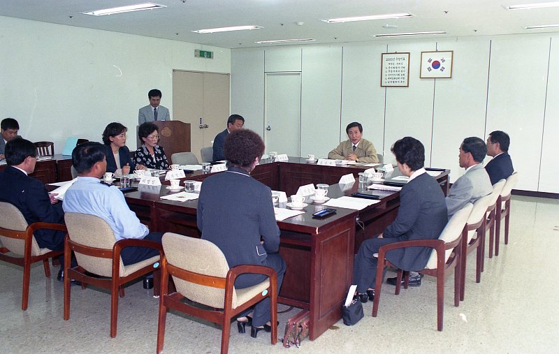 새전북 위원회가 모여 회의하는 모습