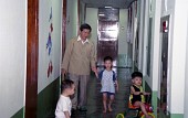 아이와 손잡으며 걸어 나오시는 도지사님사진(00004)