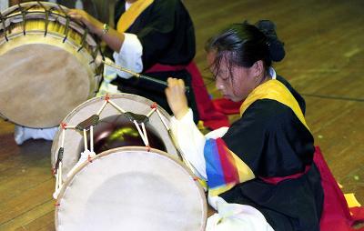 사물놀이에서 장구를 치고 있는 모습