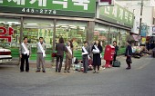 어깨띠를 두르고 인구조사 캠페인을 하는 사람들사진(00002)