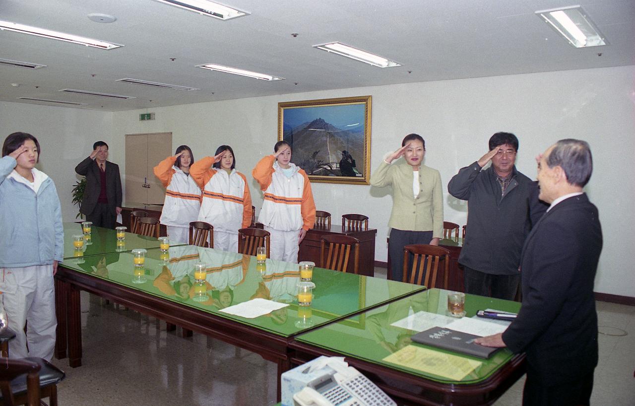 충성으로 인사하는 시장님과 군여고 수영부