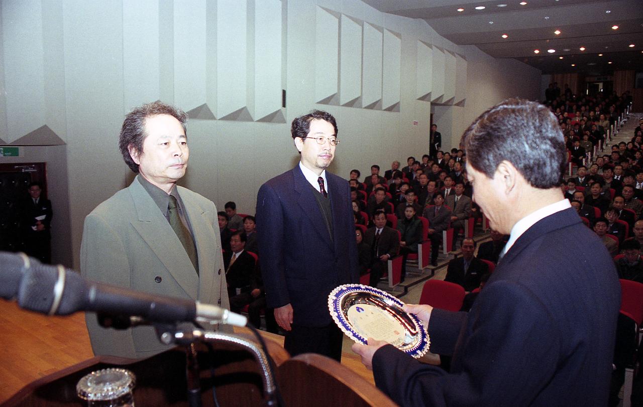 상패를 수여하는 부시장님의 모습