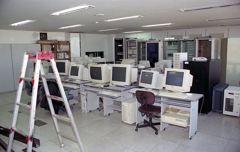 사무실의 컴퓨터와 그 외의 기계들