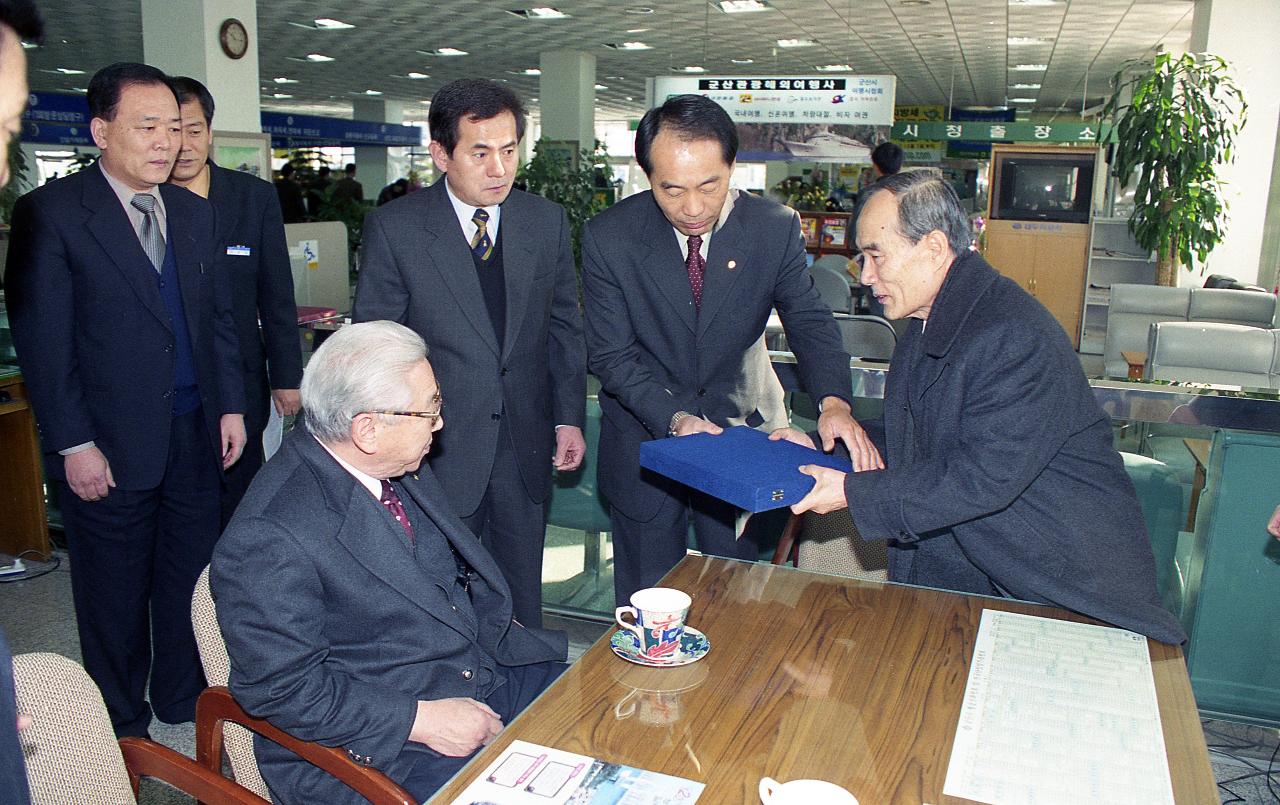 강두식총장님께 감사패를 전달하시는 시장님의 모습1