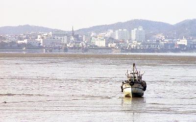 들어오는 물길과 선박해있는 어선의 모습1