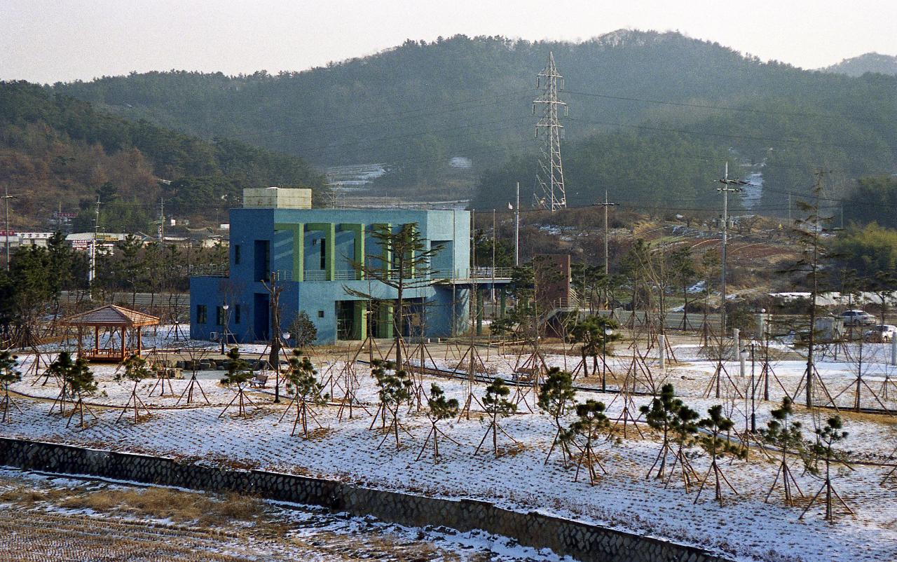 멀리서 본 겨울철 채만식문학관의 모습2