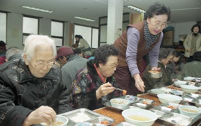 식사를 하고계신 어르신들의 모습