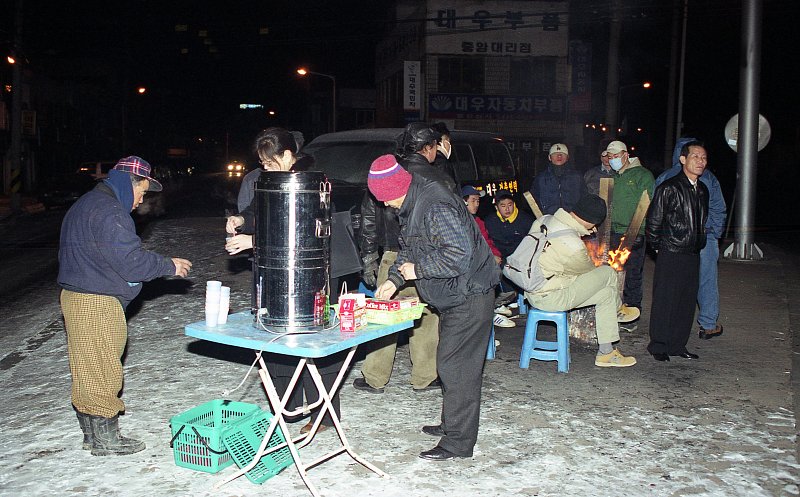추운 겨울의 새벽,인력시장에 나오신 분들에게 따뜻한 차를 타드리는 모습1