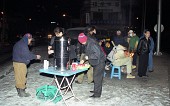 추운 겨울의 새벽,인력시장에 나오신 분들에게 따뜻한 차를 타드리는 모습1사진(00001)
