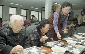식사를 하고계신 어르신들의 모습사진(00001)