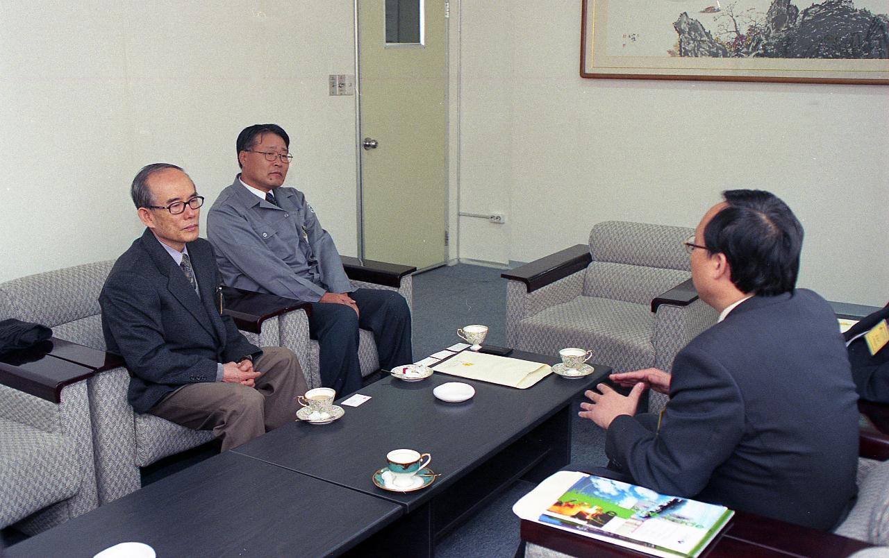 의원님과 대화를 나누시는 시장님,대표님의 모습