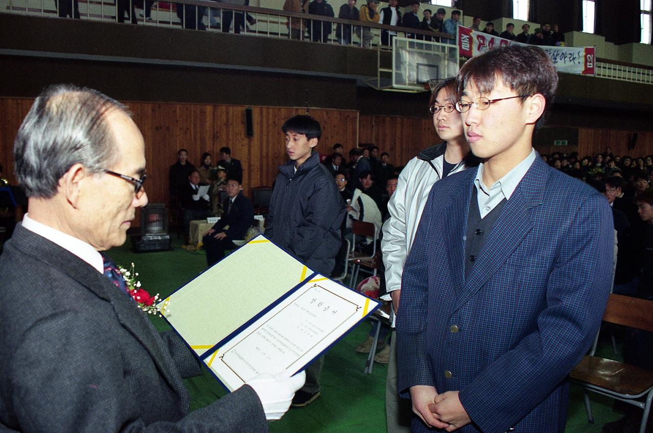 개항 100주년 기념 장학금 전달 중이신 시장님2