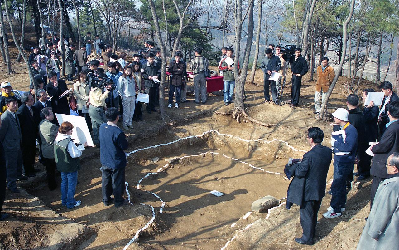 야외에서 유물발굴 설명회가 진행 중인 모습8