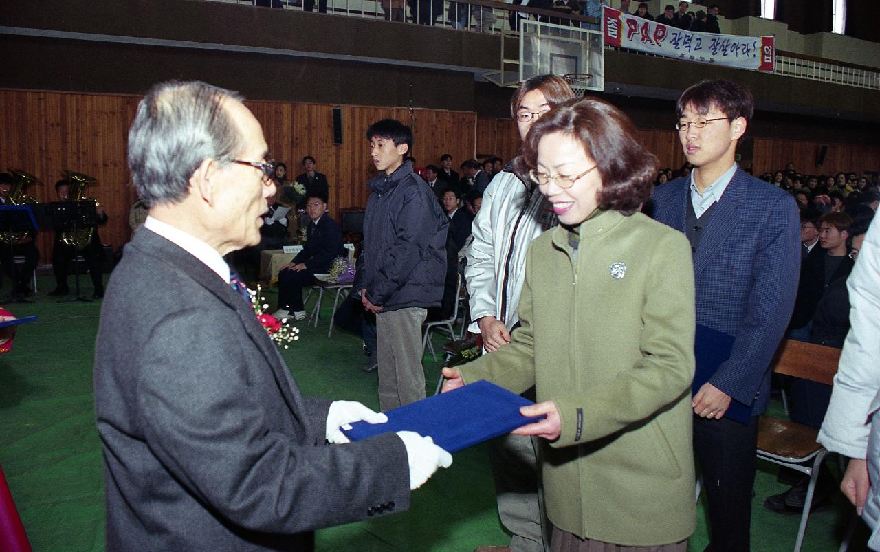 개항 100주년 기념 장학금 전달 중이신 시장님3