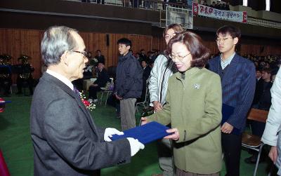 개항 100주년 기념 장학금 전달 중이신 시장님3