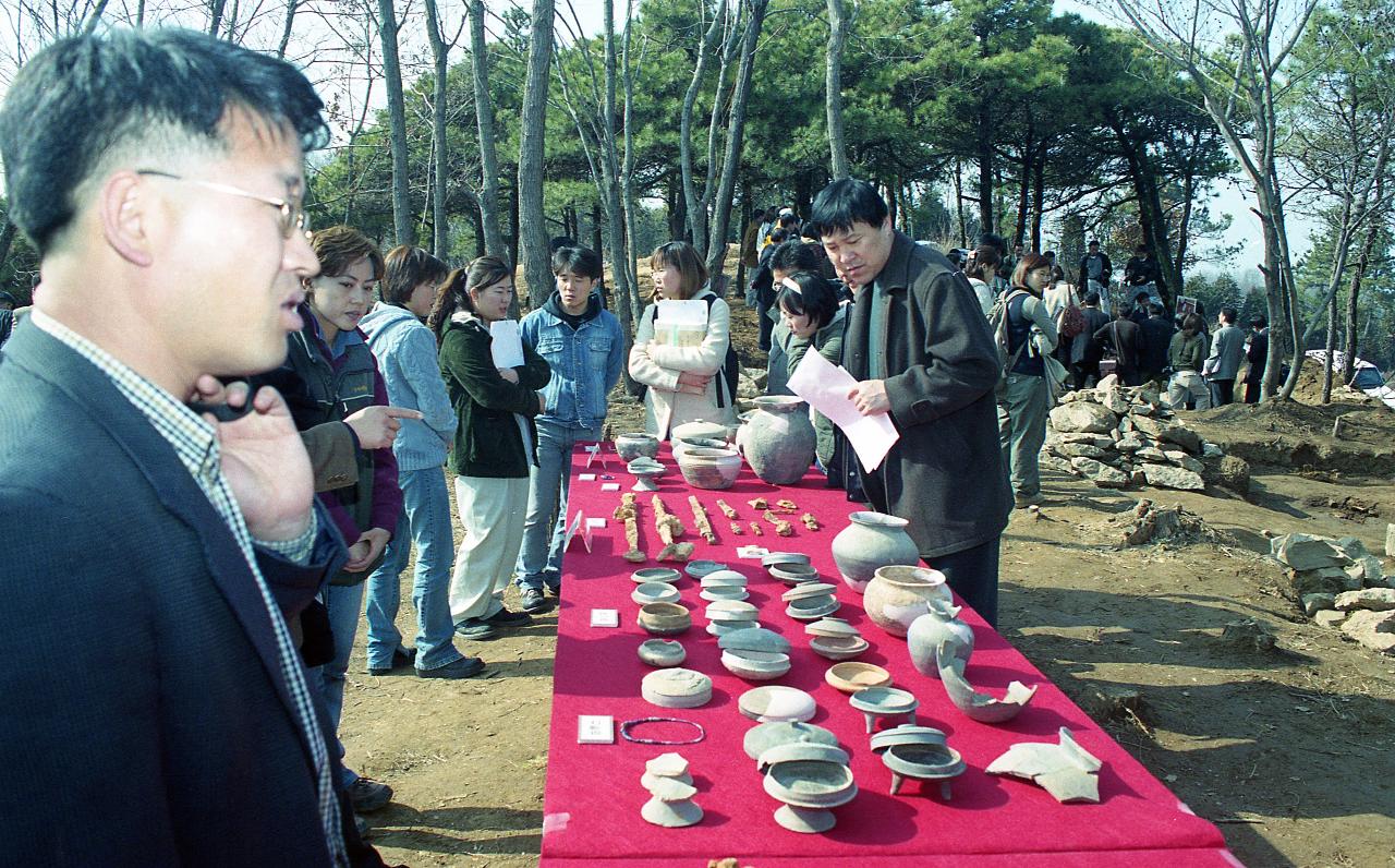 야외에서 유물발굴 설명회가 진행 중인 모습7