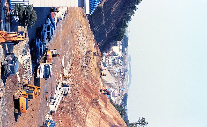 움푹 파인 산의 잔해와 공사현장의 모습1