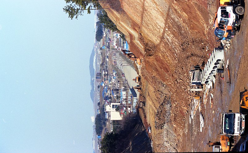 움푹 파인 산의 잔해와 공사현장의 모습2
