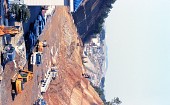 움푹 파인 산의 잔해와 공사현장의 모습1사진(00002)