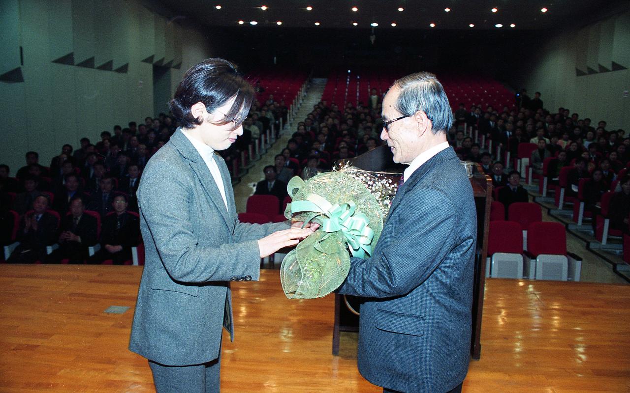 임원님께 꽃다발을 선물로 받는 시장님