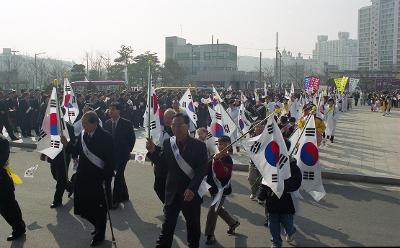 태극기를 들고오시는 의원님들의모습