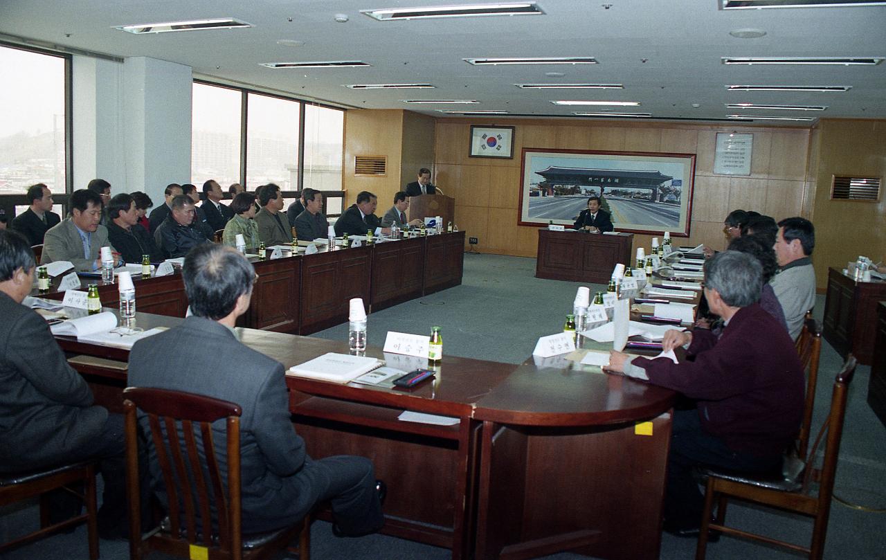 농업축산과 농정심의안을 놓고 회의 진행 중인모습2