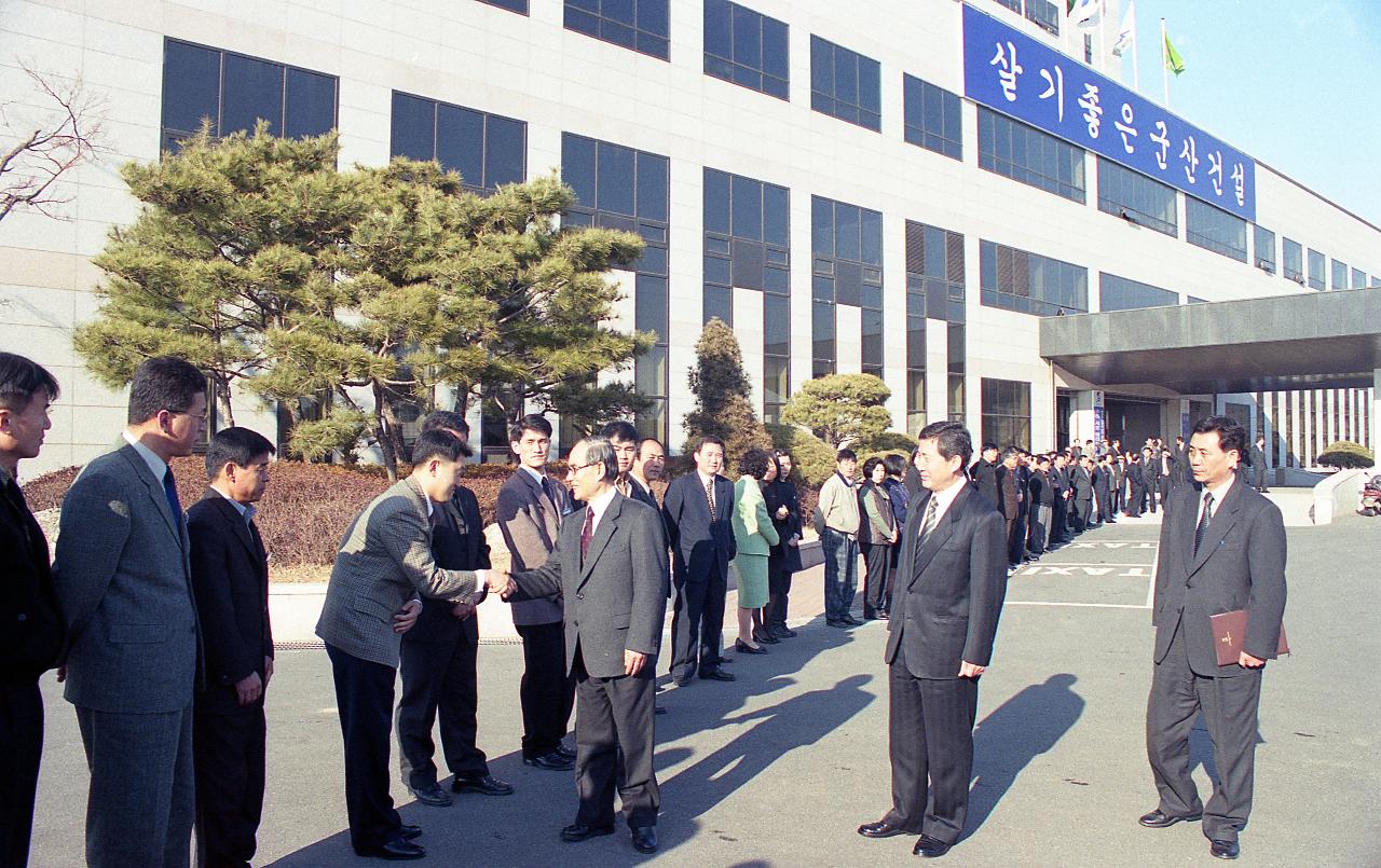 직원들과 악수를 나누는 시장님의 모습3