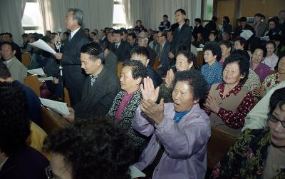 박수를 치시는 수송택지시민공청회에 참석하신 시민분들의 모습