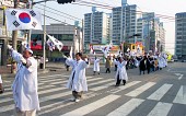 깃발을 들고 거리를 활보하는 임원님들2사진(00003)