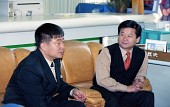 대화를 나누시는 의원님들의 모습사진(00001)