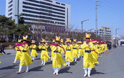 악기를 연주하며 행진중인 해산물축제 취타대1