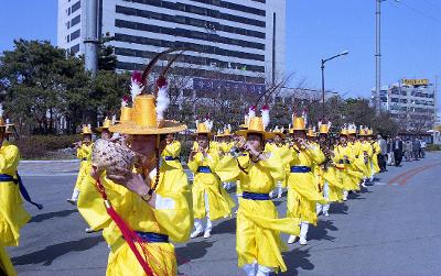 악기를 연주하며 행진중인 해산물축제 취타대2