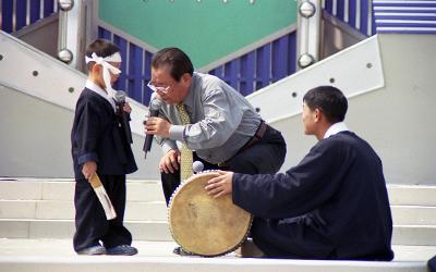 판소리를 하는 꼬마아이와 대화를 나누는 진행자